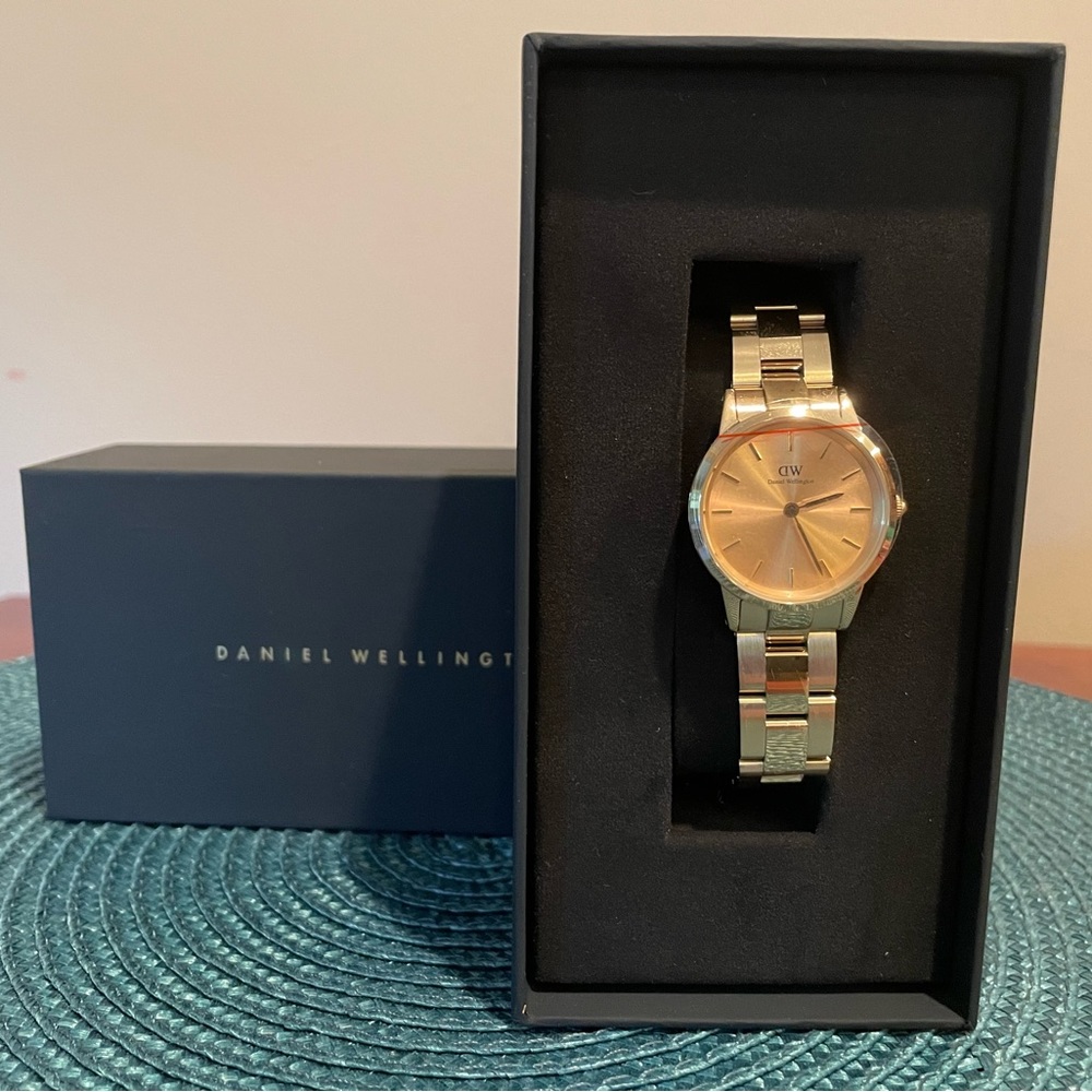 Daniel Wellington brand wrist watch.